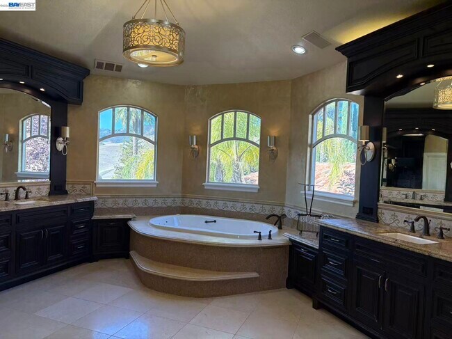 Building Photo - 3511 Country Club Pl