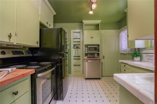 Kitchen with all brand new appliances - 1215 N Anderson St