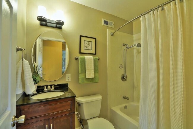 Building Photo - 467 Chestnut Ave