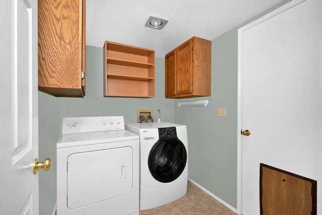 Building Photo - Open 3 Bedroom in Nice Neighborhood Close to Everything