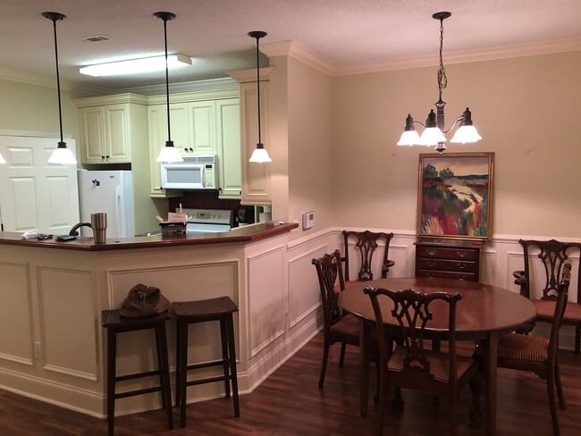 Kitchen / eating area - 100 Kensington Blvd