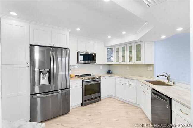 Building Photo - 9550 S Ocean Dr