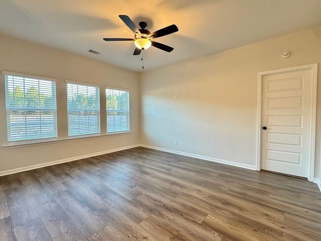 Building Photo - $500 RENT CREDIT | MOVE IN READY! (Pet Friendly)