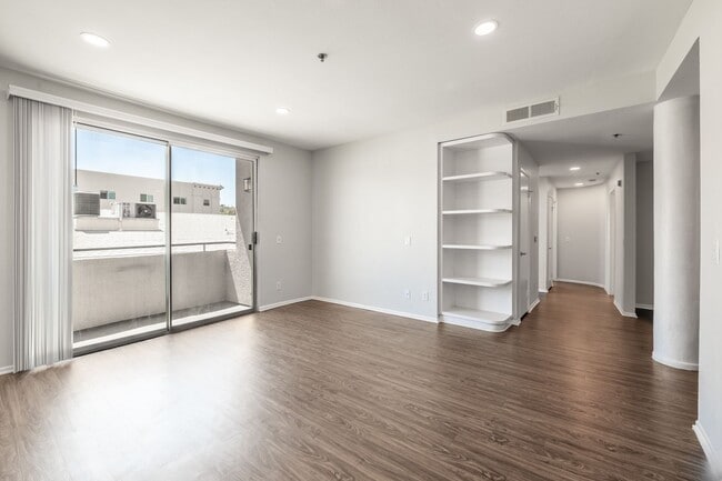 Interior Photo - 4532 Murietta Ave