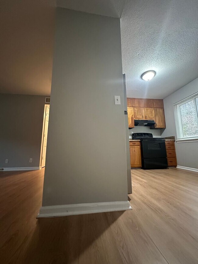 Building Photo - 3340 Pinewood Ave