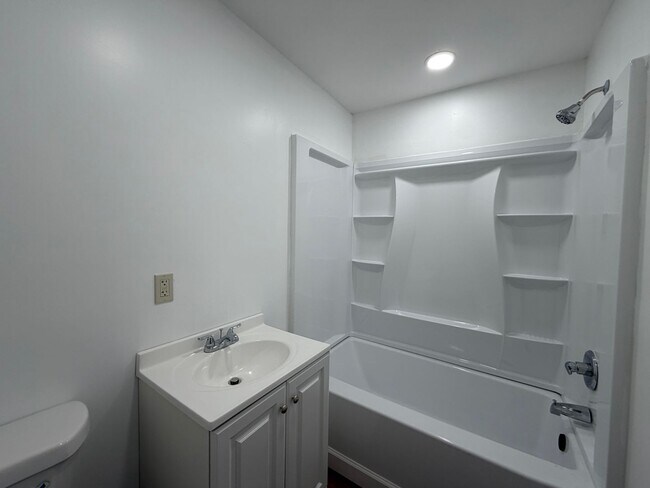 Building Photo - 419 Elm St