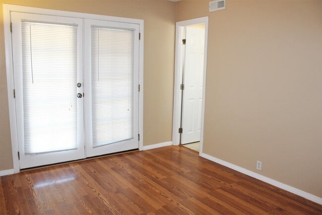Building Photo - 2750 Dahlia Ave