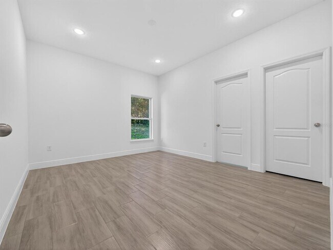 Building Photo - 922 N Fairbairn Dr