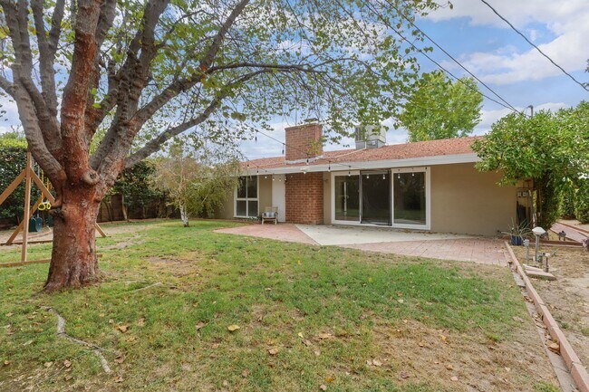 Building Photo - Charming Mid-Century 3-Bedroom Home in Win...