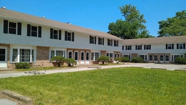 Building Photo - 2008 W Woodriver Dr