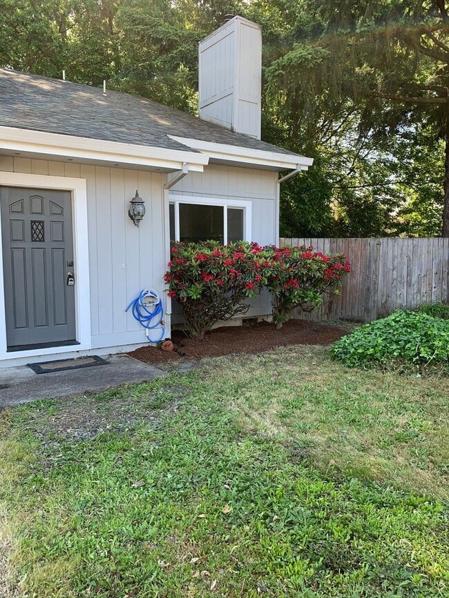 Building Photo - Large Four Bedroom House in Newberg