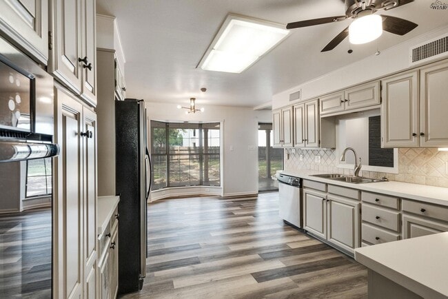 Building Photo - 2108 Granada Dr