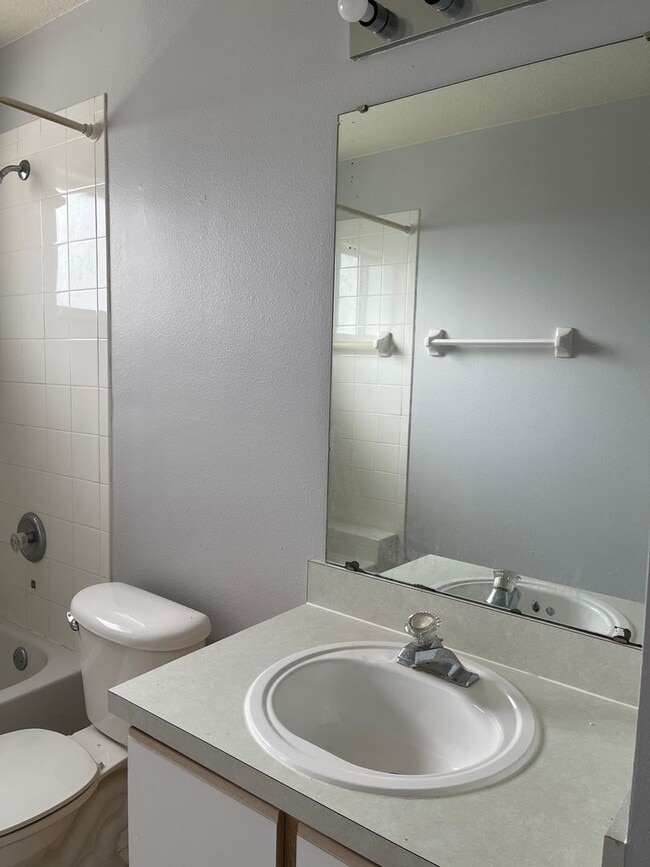 Building Photo - Charming 3-Bedroom, 2-Bath Condo in the Gated Villas at Island Club!