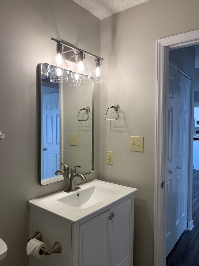 Building Photo - Cozy Living on a quiet cul de sac.