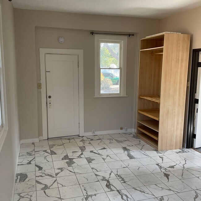 Building Photo - 272 S Grand St