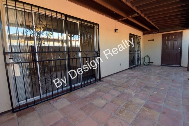 Building Photo - Pantano Parkway Townhome - Steps from The Loop
