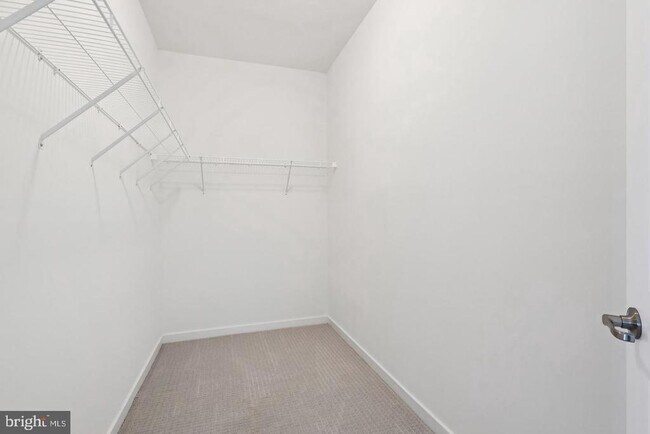 Building Photo - 2 Dogleg Ln