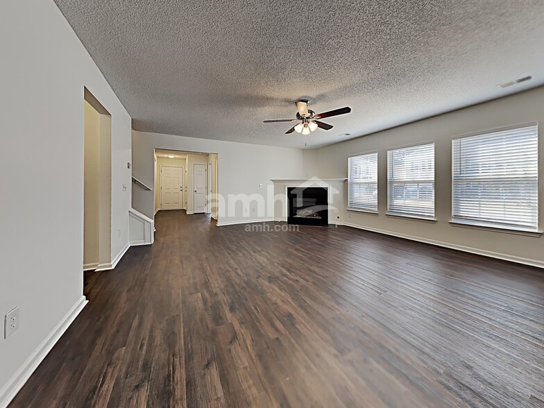 Building Photo - 3028 Crusades St