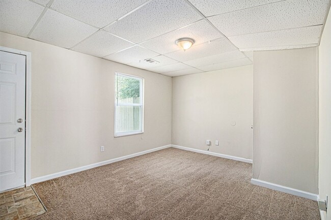Building Photo - 4 Bedroom 3 Bath Home