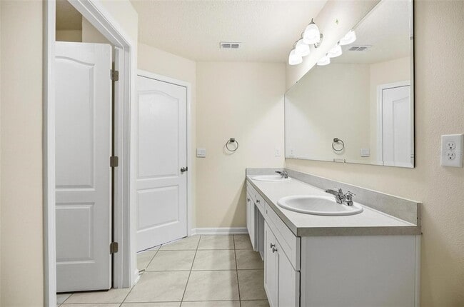 Building Photo - 165 Redbud Rd