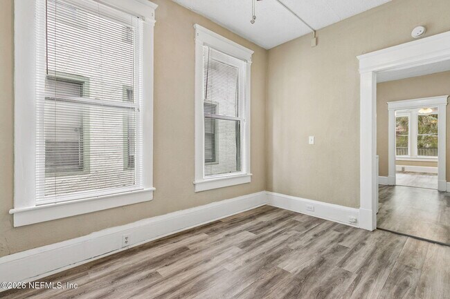 Building Photo - 2749 Vernon Terrace
