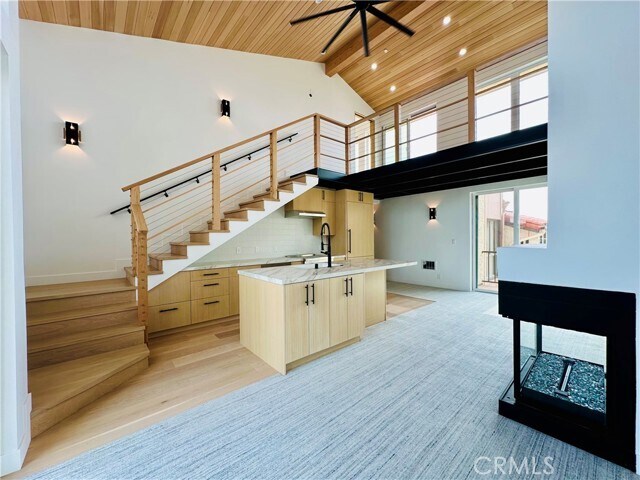 Building Photo - 555 Esplanade