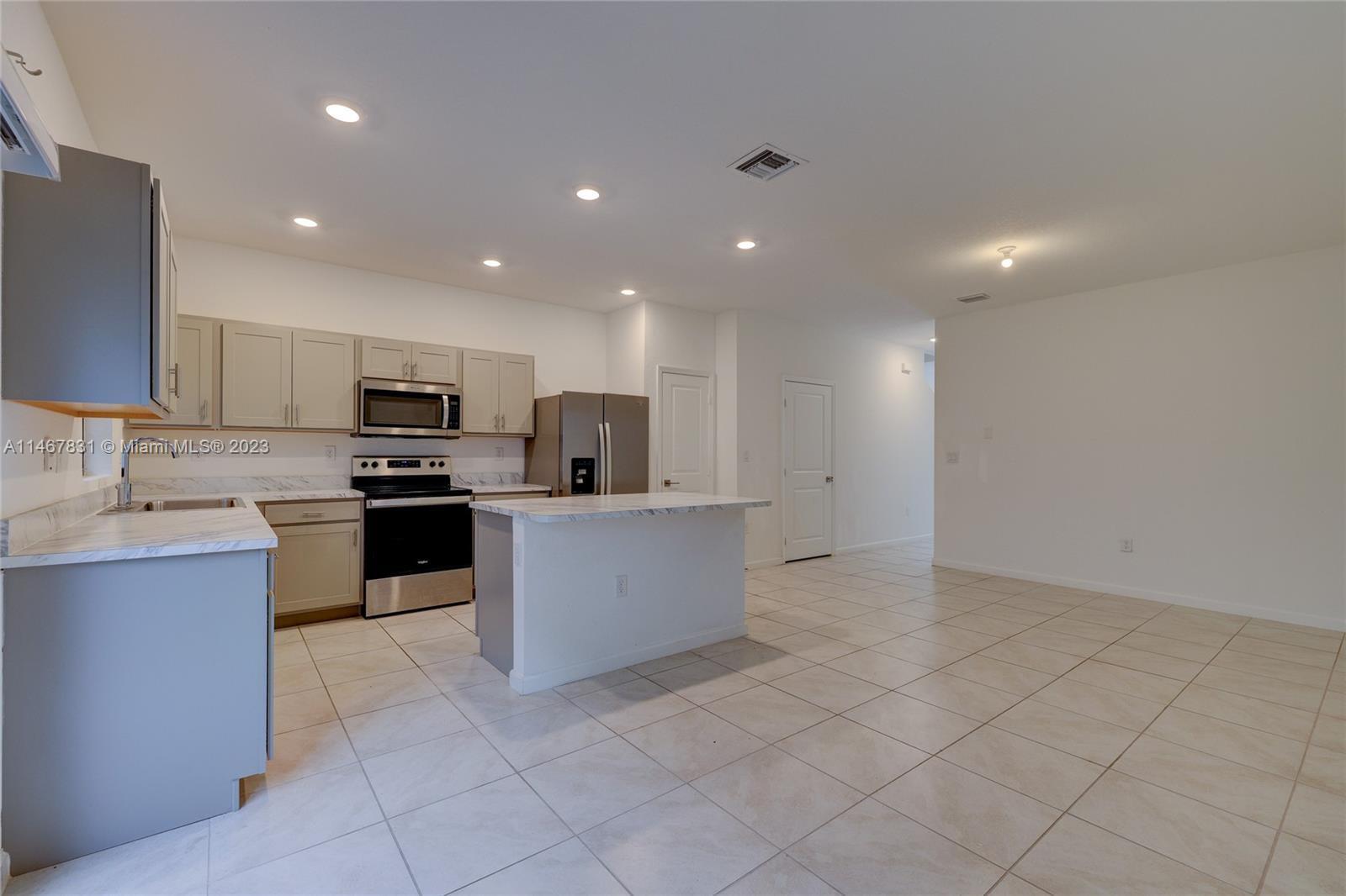 Building Photo - 1170 SW 7th Ct