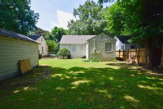 Building Photo - Charming updated 3 bed, 1 bath home near Midtown and Pink Palace.