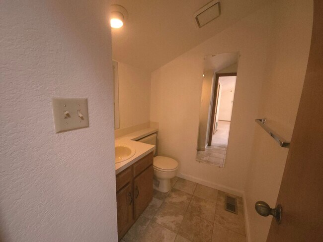 Building Photo - AVAILABLE NOW! 2 Bedroom Plus Loft with co...