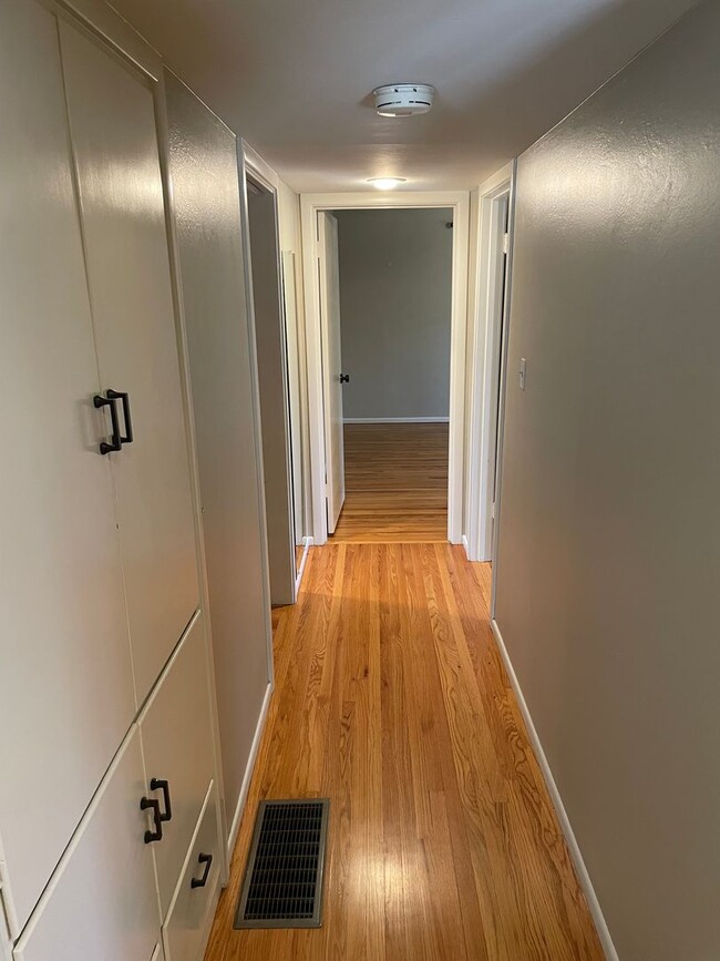 Building Photo - 3 Bed/1 Bath Single Family Home in East Sacramento