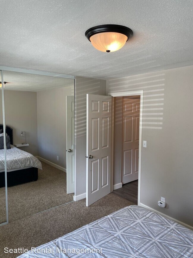 Building Photo - 1 br, 1 bath House - 6557 4th Ave NE  Unit #6