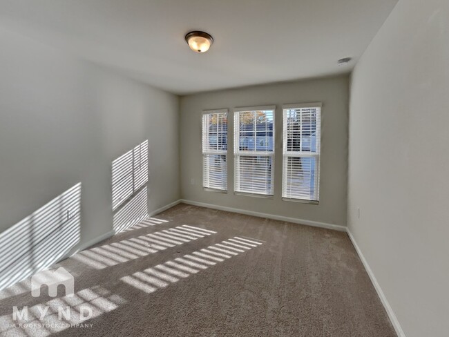 Building Photo - 807 McKenzie Pk Ter