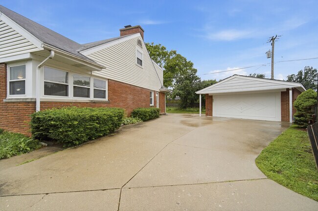 Building Photo - 114 N Lancaster St