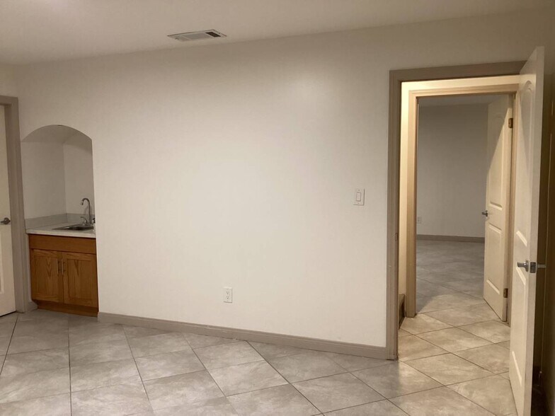 Building Photo - 723 1/2 N Kingsley Dr
