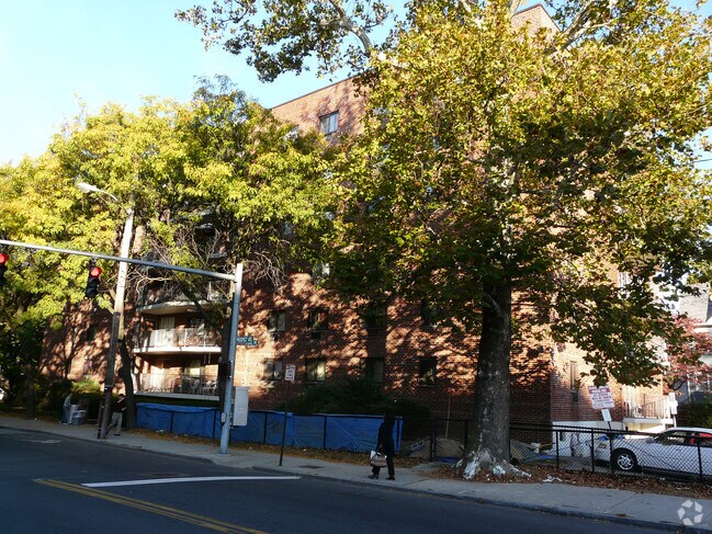 Building Photo - Carriage House