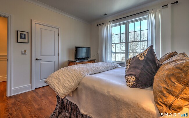 Building Photo - 30 Narrow St