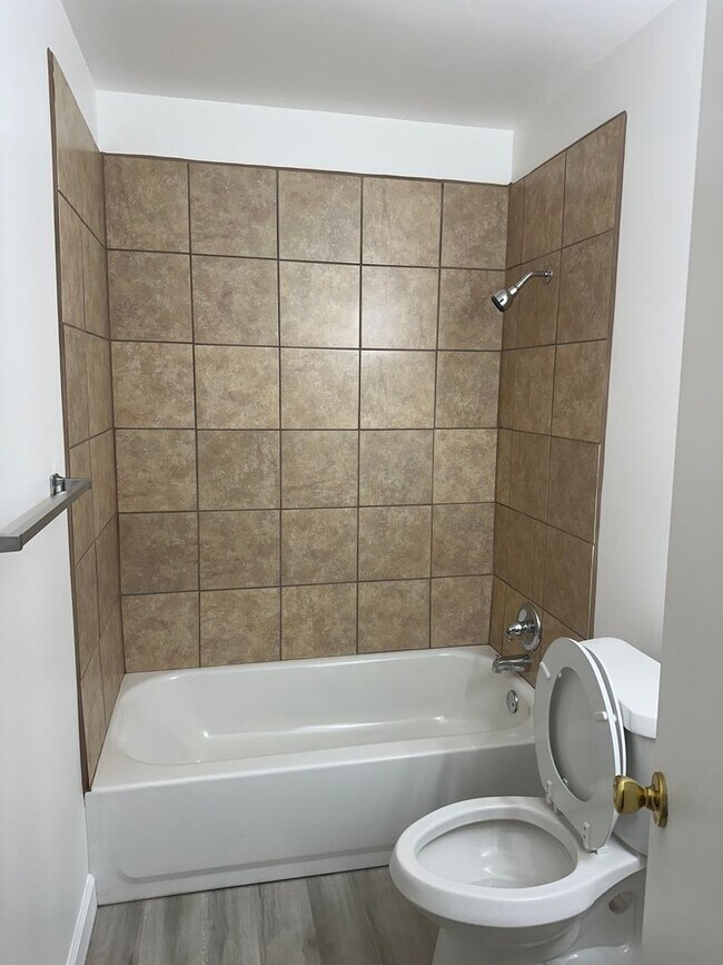 Building Photo - 3 Bedroom/1 bath home