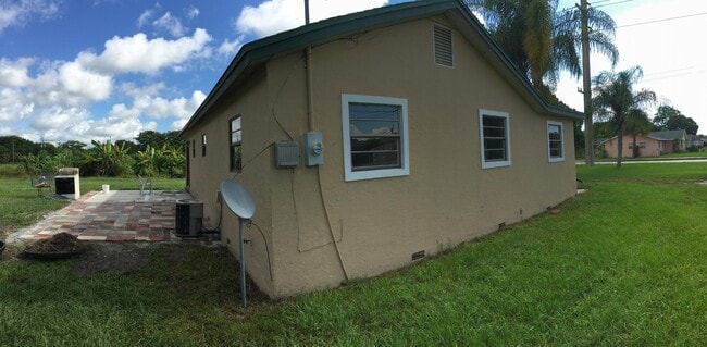 Building Photo - 3302 Meadow Ln