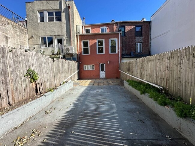 Building Photo - 101 Pioneer St