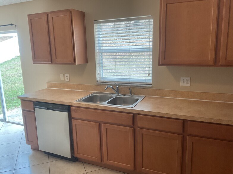 Building Photo - 1888 Vale Dr