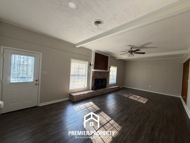 Building Photo - Spacious 3BR Memphis Home w/ Hardwood Floors, Open Kitchen & Fenced Yard