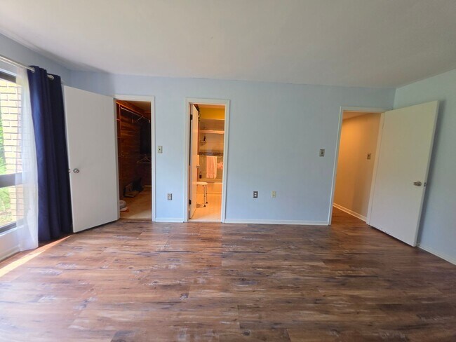 Building Photo - 384 Willowbrook Dr
