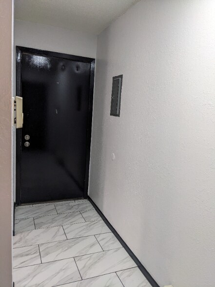 Building Photo - 300 Hopp Ave