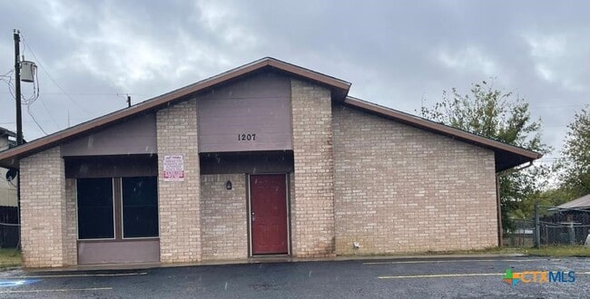 Primary Photo - 1207 Charisse St