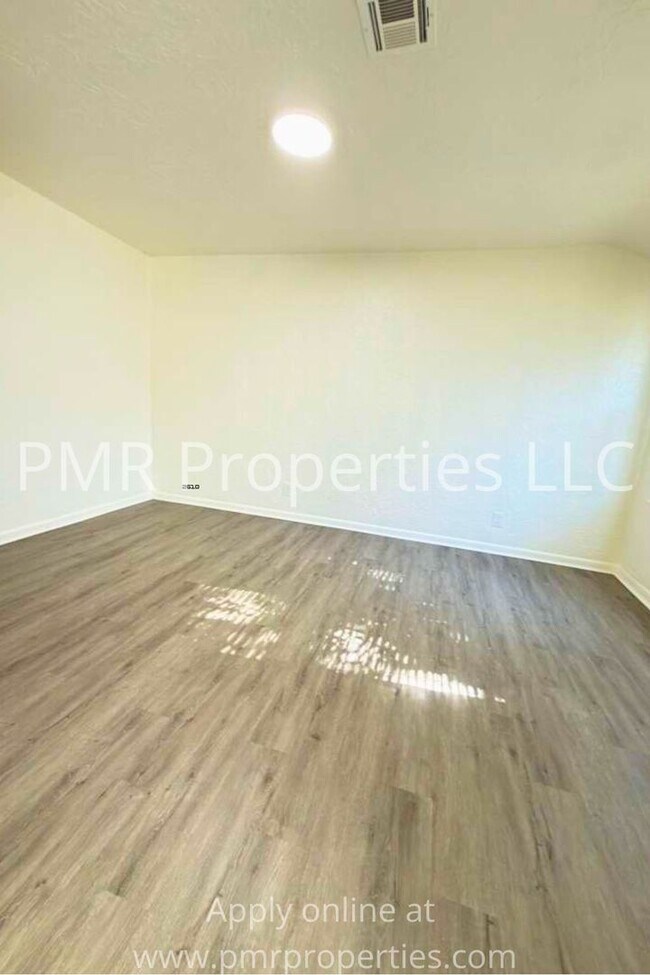 Building Photo - 3 Bedrooms / 1.5 Bathrooms House