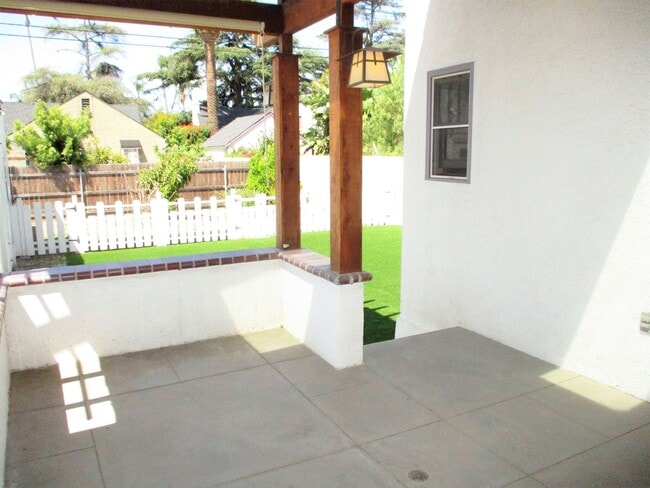 Building Photo - Restored Spanish Style Wilshire Square Home