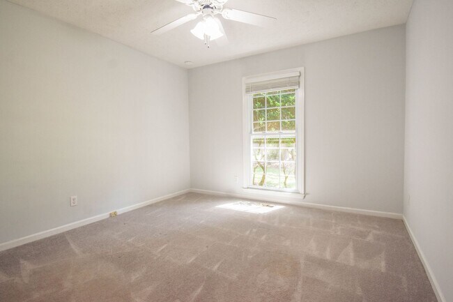 Building Photo - 3 Bedroom 2.5 Bathroom with a Bonus: Small...