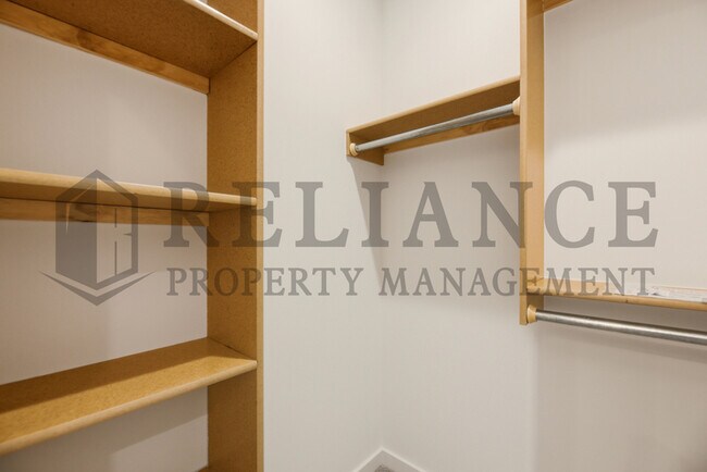 Building Photo - 5241 N Pinecrest Ct