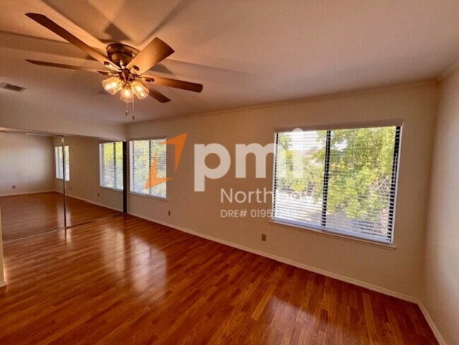 Building Photo - 3552 Larchmont Ct