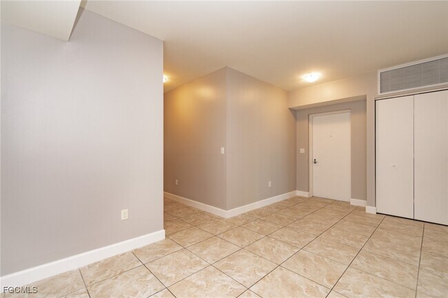 Building Photo - 3000 Oasis Grand Blvd